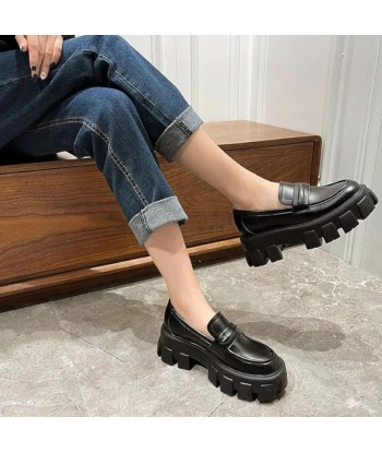 Mocasín ortopédico de mujer negro con suela de cuña. Découvrez la collection